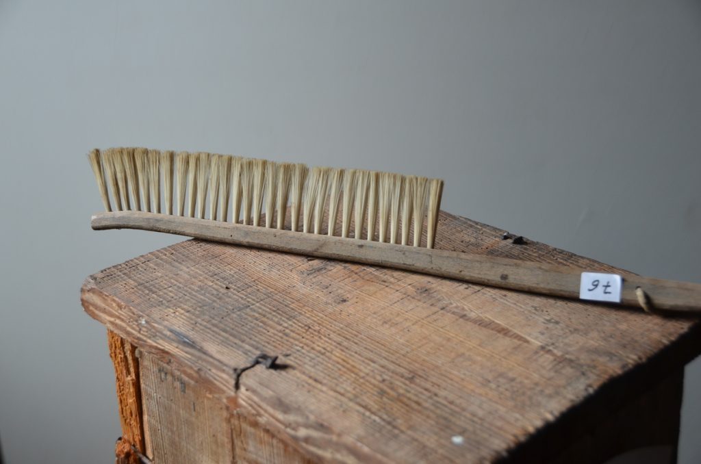 Brosse à abeilles contemporaine