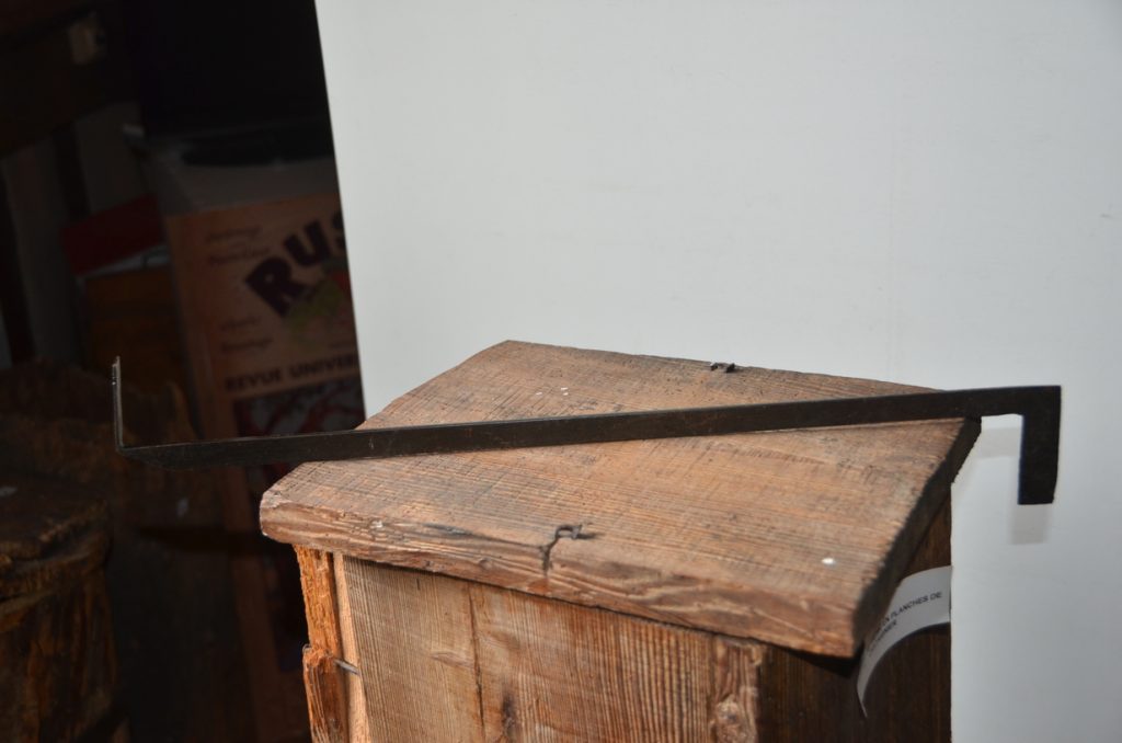 Outil pour détacher les rayons dans les ruches à rayons fixes